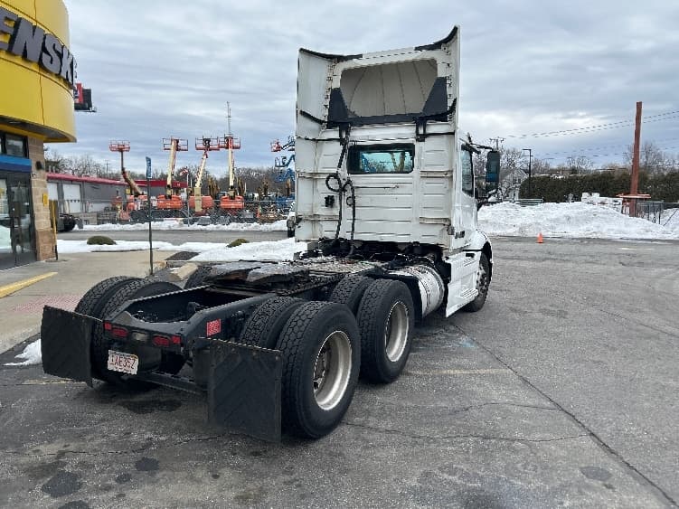 2020 Volvo VNR 640 — photo 7
