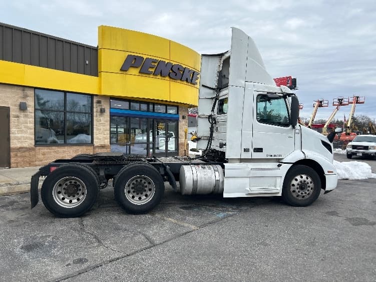 2020 Volvo VNR 640 — photo 8