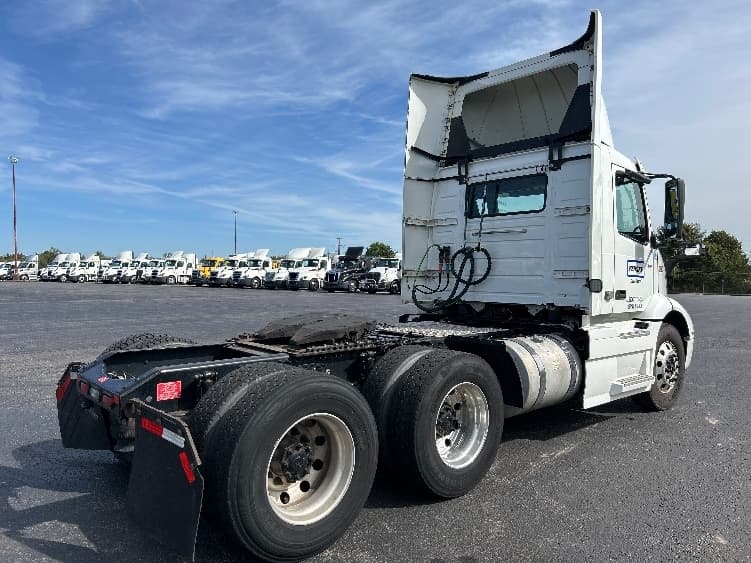 2020 Volvo VNR 640 — photo 7