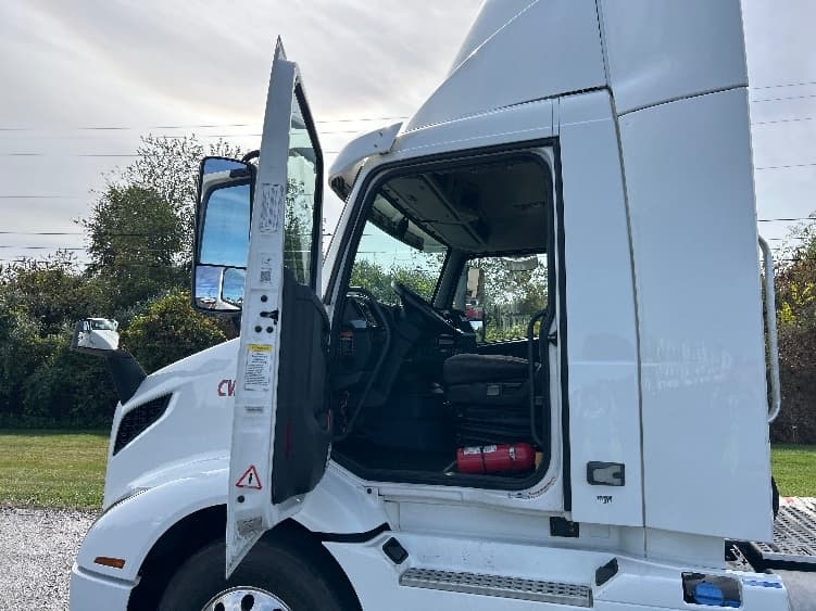 2020 Volvo VNR 640 — photo 9