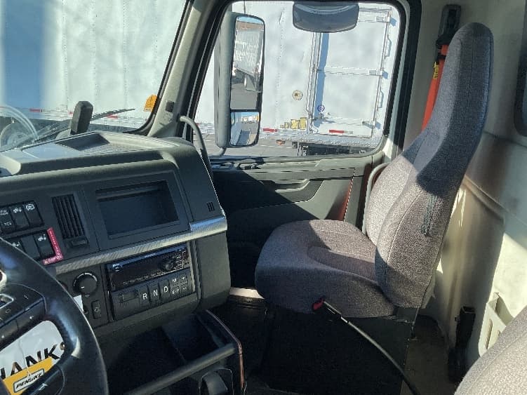 2020 Volvo VNR 640 — photo 10