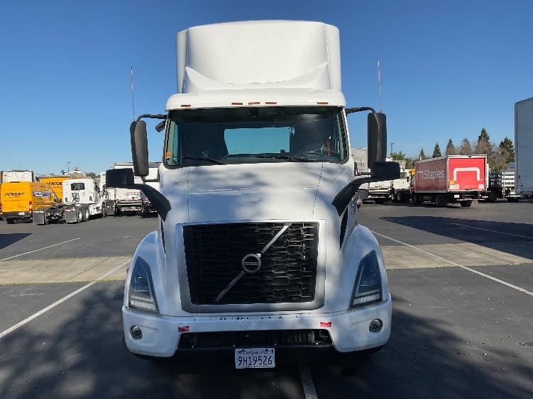 2020 Volvo VNR 640 — photo 2