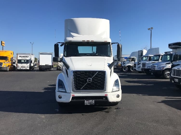 2020 Volvo VNR 640 — photo 2