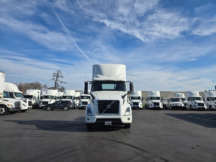 2020 Volvo VNR 640 — photo 2