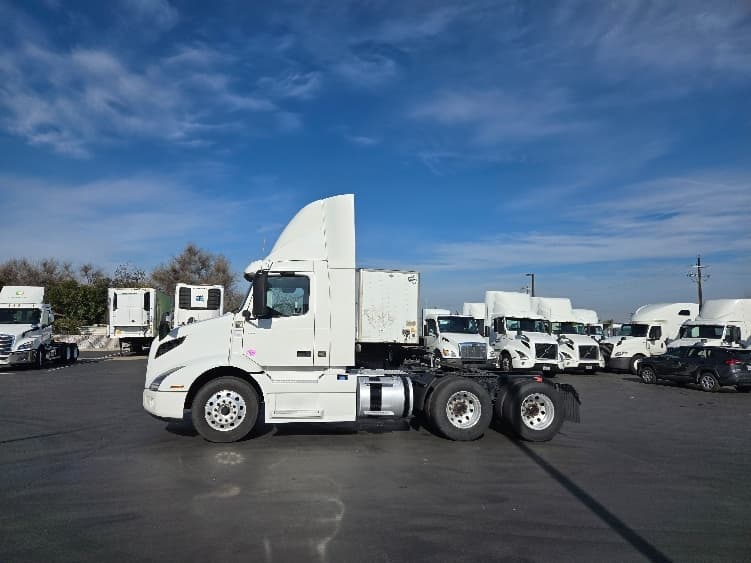 2020 Volvo VNR 640 — photo 4