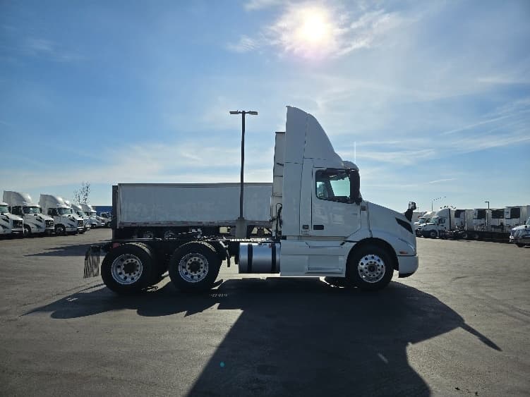 2020 Volvo VNR 640 — photo 8