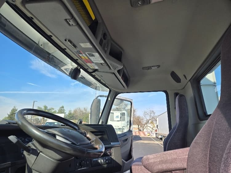 2020 Volvo VNR 640 — photo 9