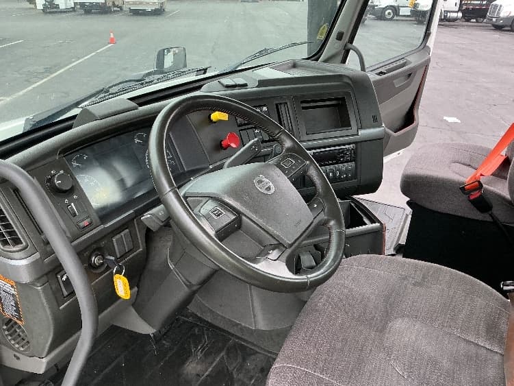 2020 Volvo VNR 640 — photo 10