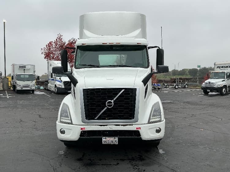 2020 Volvo VNR 640 — photo 2