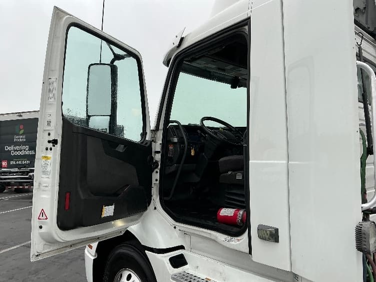 2020 Volvo VNR 640 — photo 9