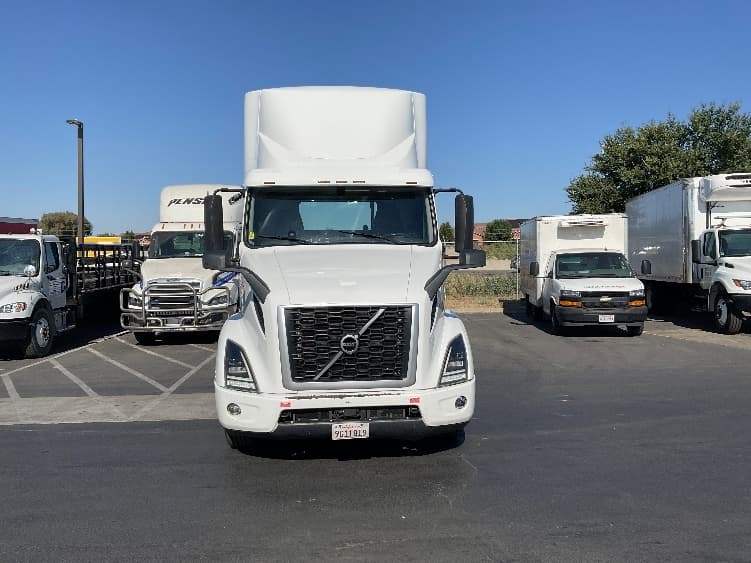 2020 Volvo VNR 640 — photo 2