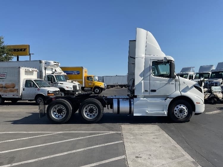 2020 Volvo VNR 640 — photo 8