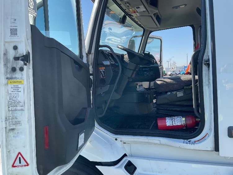 2020 Volvo VNR 640 — photo 9