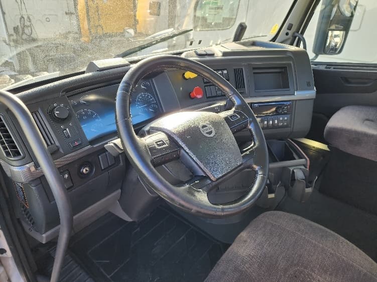 2020 Volvo VNR 640 — photo 10