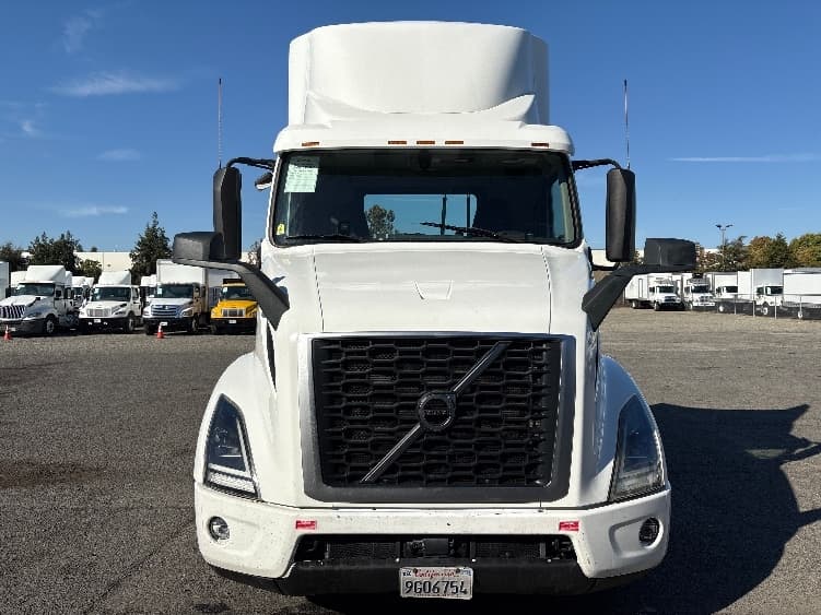 2020 Volvo VNR 640 — photo 2