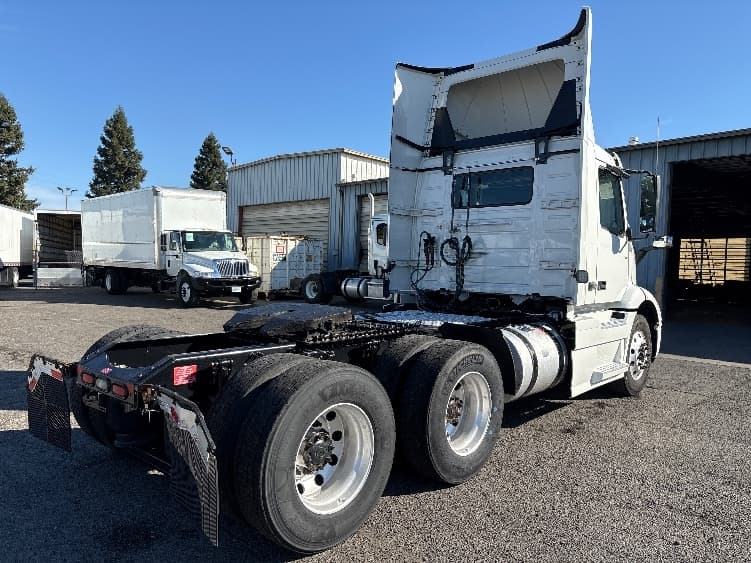2020 Volvo VNR 640 — photo 7