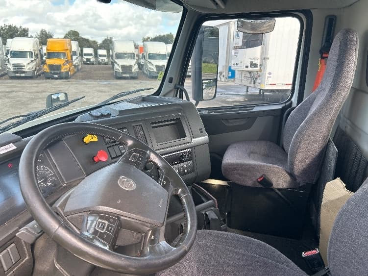 2020 Volvo VNR 640 — photo 10