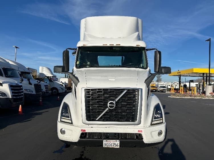 2020 Volvo VNR 640 — photo 2