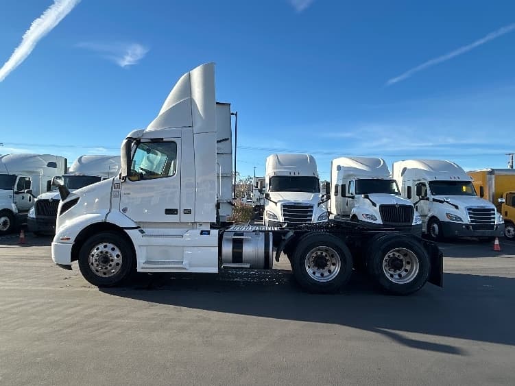 2020 Volvo VNR 640 — photo 4