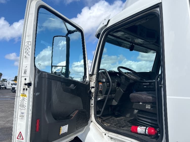 2020 Volvo VNR 640 — photo 9