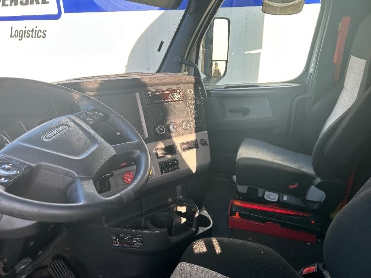 2020 Freightliner Cascadia — photo 10