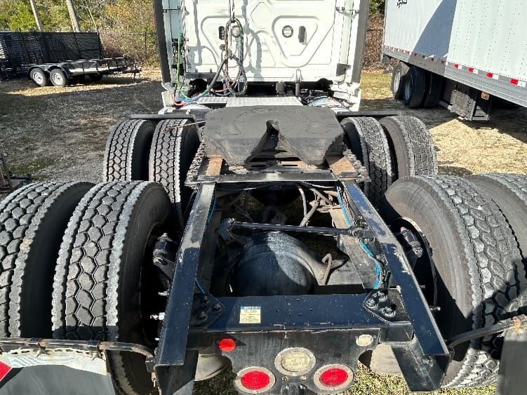 2020 Freightliner Cascadia — photo 6