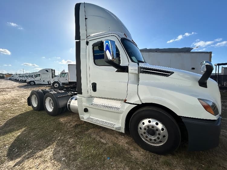 2020 Freightliner Cascadia — photo 8