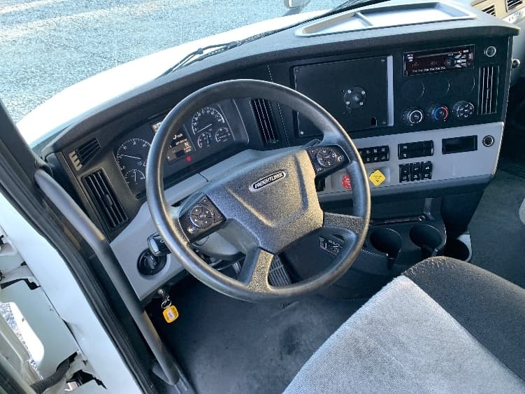 2021 Freightliner Cascadia — photo 10