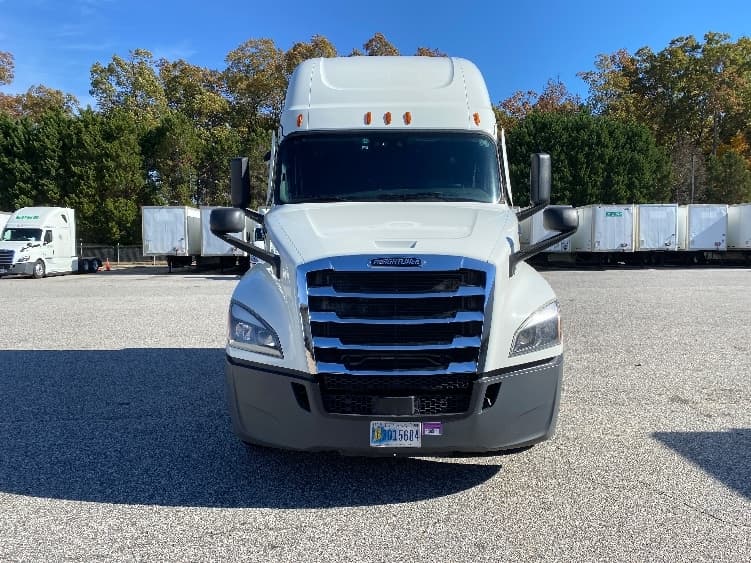 2021 Freightliner Cascadia — photo 2