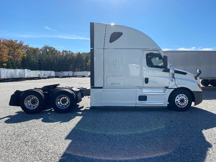 2021 Freightliner Cascadia — photo 8