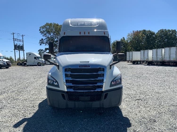 2021 Freightliner Cascadia — photo 2