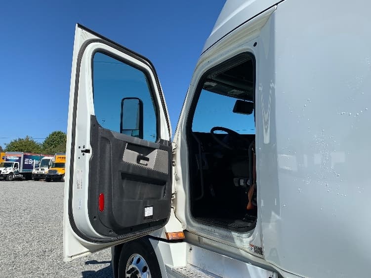 2021 Freightliner Cascadia — photo 9