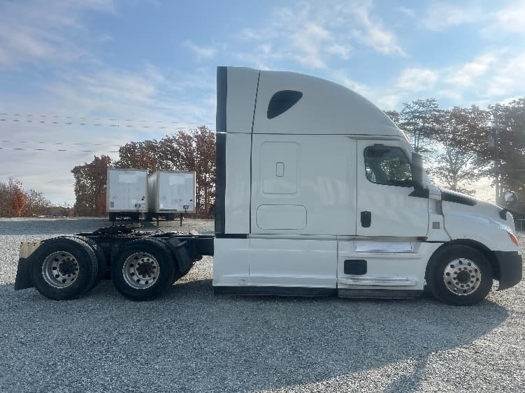 2021 Freightliner Cascadia — photo 8