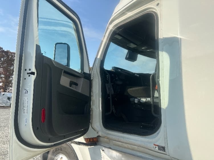 2021 Freightliner Cascadia — photo 9