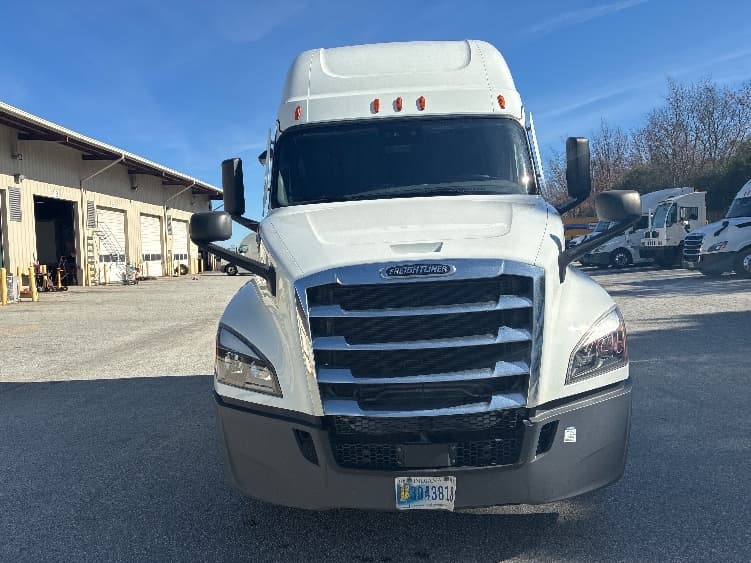 2021 Freightliner Cascadia — photo 2
