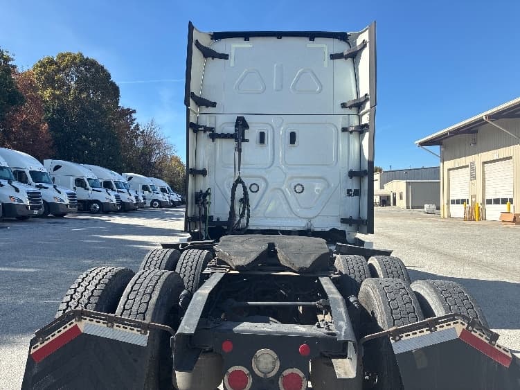 2021 Freightliner Cascadia — photo 6