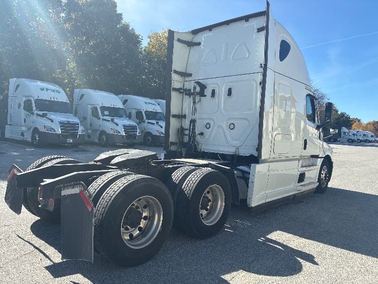 2021 Freightliner Cascadia — photo 7