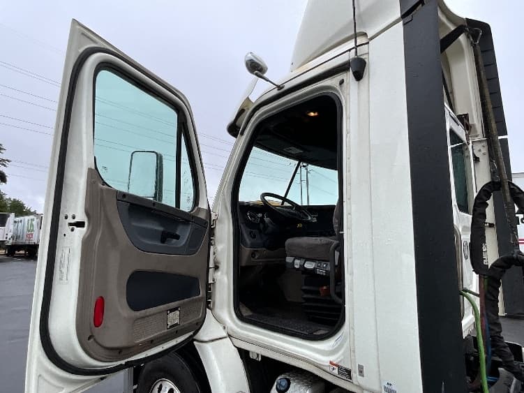 2018 Freightliner Cascadia — photo 9