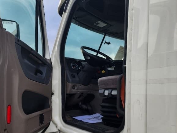 2018 Freightliner Cascadia — photo 9