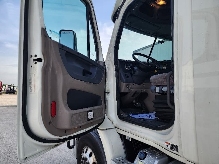 2018 Freightliner Cascadia — photo 9