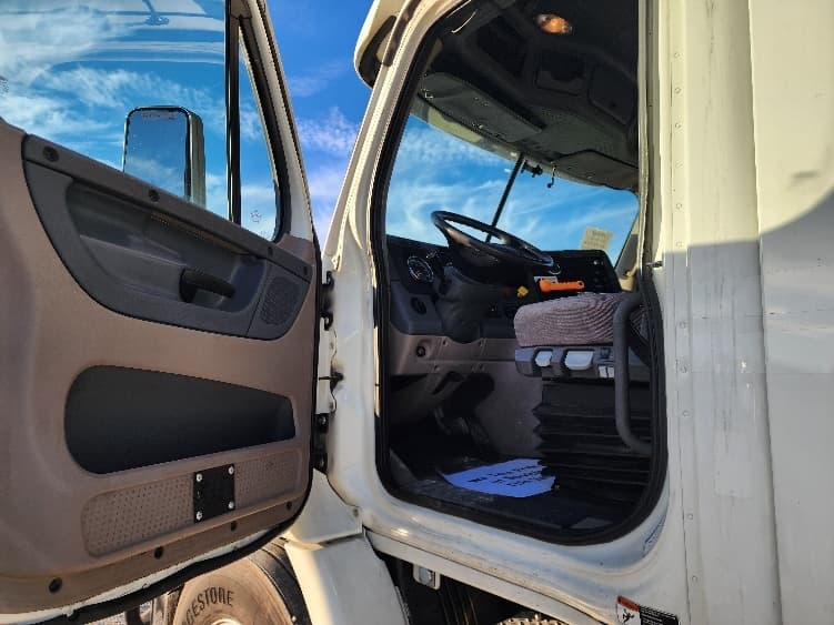 2018 Freightliner Cascadia — photo 9