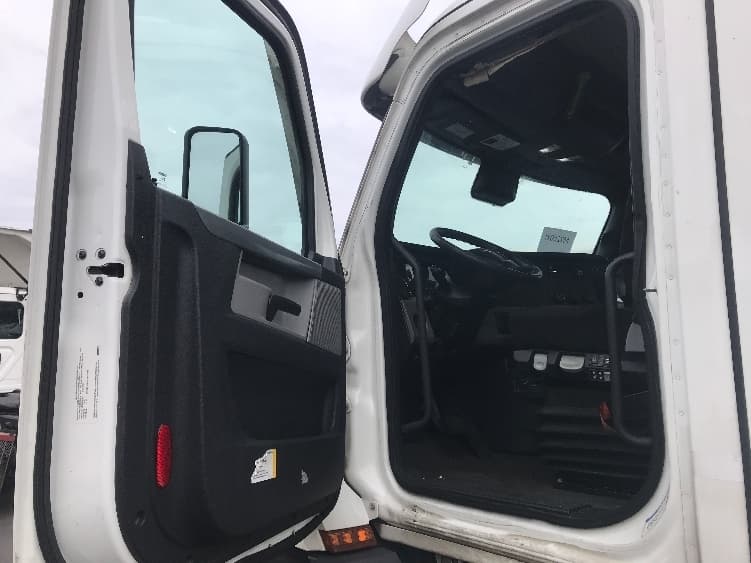 2021 Freightliner Cascadia — photo 9