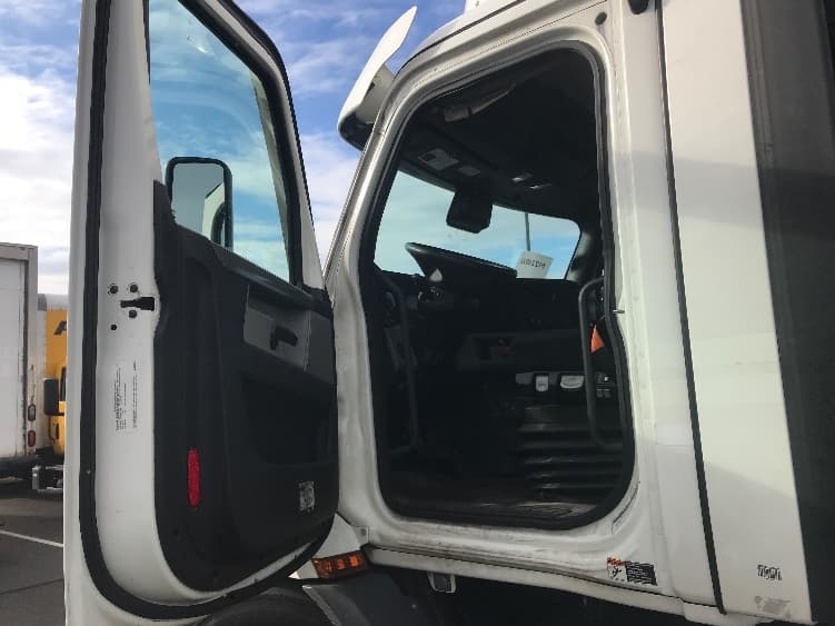 2021 Freightliner Cascadia — photo 9
