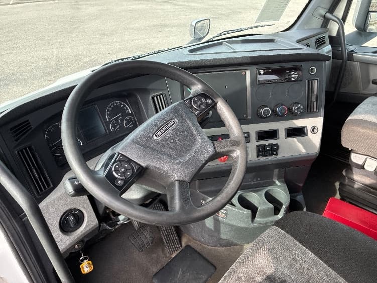2021 Freightliner Cascadia — photo 10