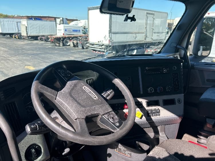 2021 Freightliner Cascadia — photo 10