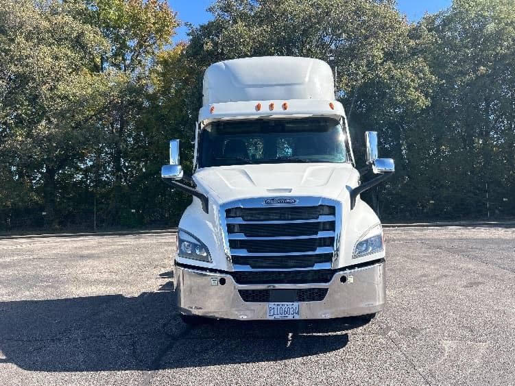 2021 Freightliner Cascadia — photo 2