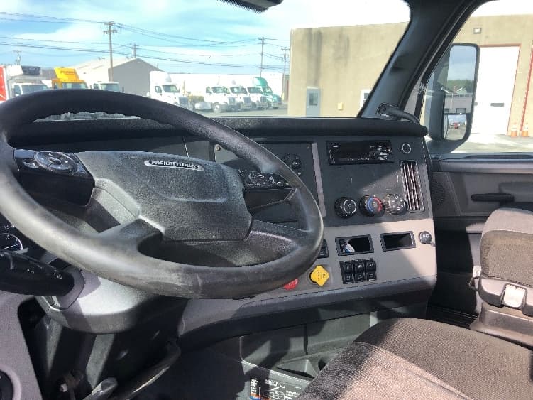 2021 Freightliner Cascadia — photo 10