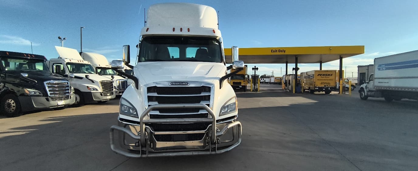 2021 Freightliner Cascadia — photo 2