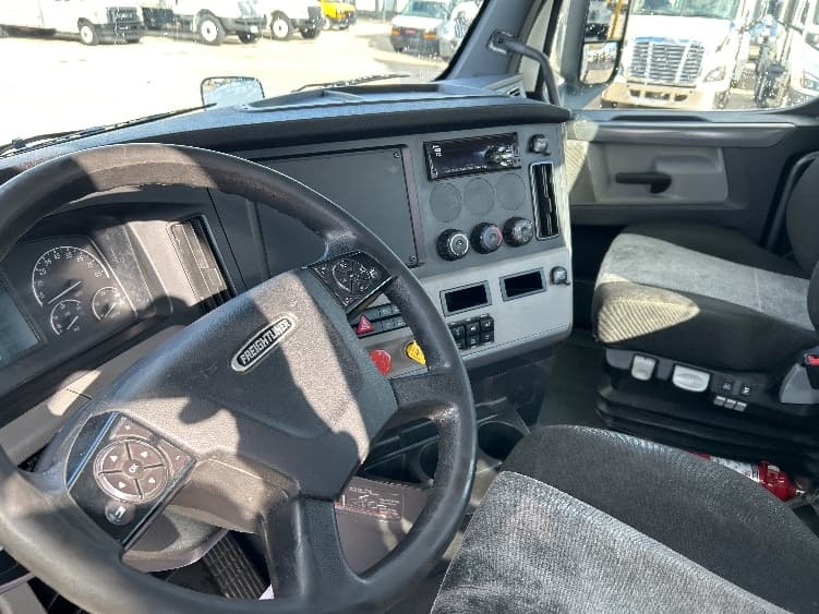 2021 Freightliner Cascadia — photo 10