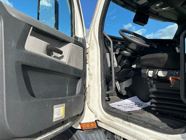 2021 Freightliner Cascadia — photo 9